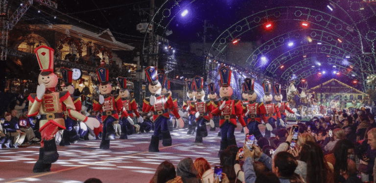 Desfile iluminado com soldados de brinquedo sorridentes e fantasias coloridas encanta o público durante o Natal Luz de Gramado, um espetáculo mágico de luzes, música e emoção que transforma a cidade em um verdadeiro conto de fadas natalino.