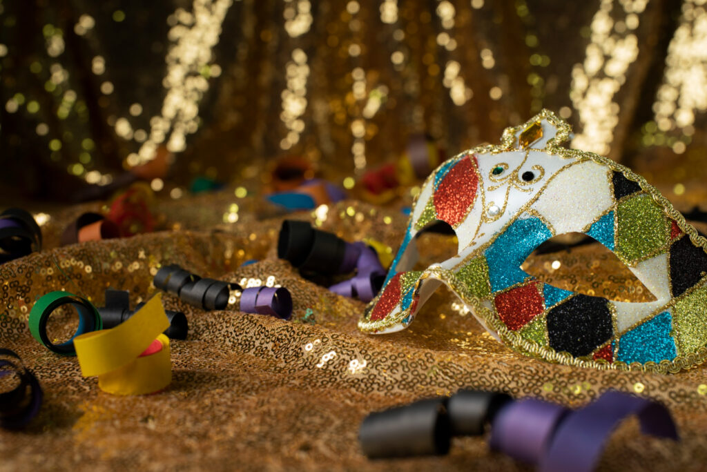Imagem de uma máscara com fundo de carnaval para simbolizar o Carnaval em Gramado