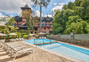 Imagem do Hotel Recanto da Serra com a piscina do hotel para simbolizar o hotel em Gramado com piscina