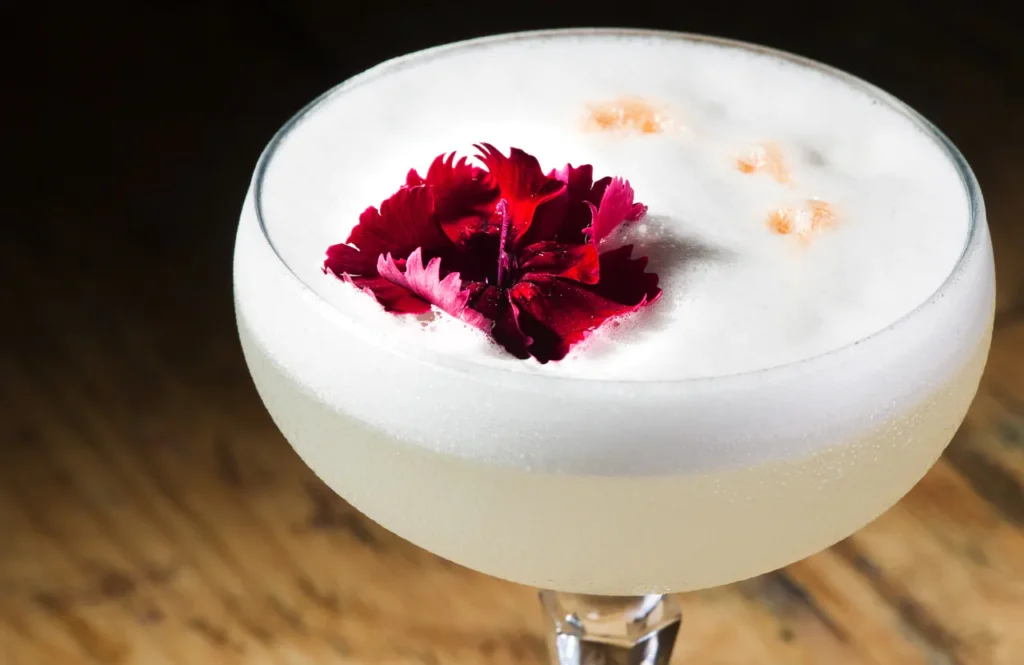 Imagem de um drink do Queen's Pub, localizado no Hotel Recanto da Serra, representando a experiência dos bares em Gramado, com uma apresentação sofisticada e ambiente acolhedor.