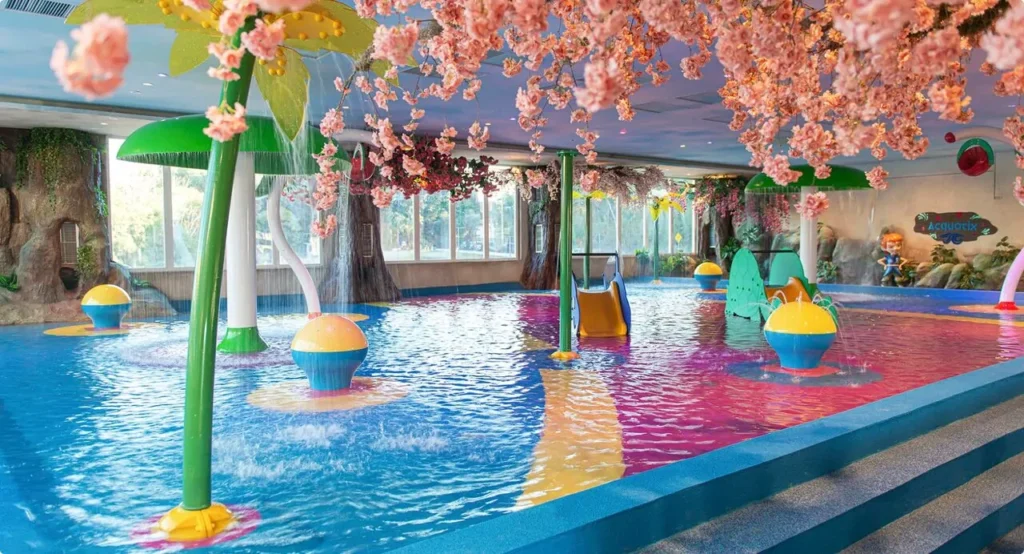 Área infantil do parque aquático Acquamotion em Gramado, com brinquedos coloridos, escorregadores e fontes de água, proporcionando diversão para as crianças em um ambiente temático e colorido.