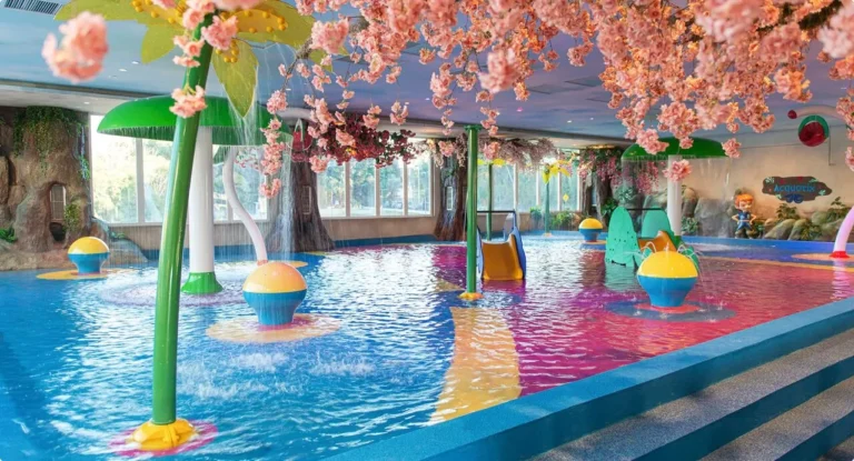 Área infantil do parque aquático Acquamotion em Gramado, com brinquedos coloridos, escorregadores e fontes de água, proporcionando diversão para as crianças em um ambiente temático e colorido.