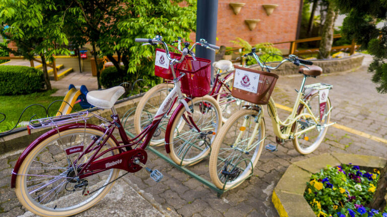 Imagem das bicicletas do Recanto da Serra para simbolizar o cicloturismo em Gramado