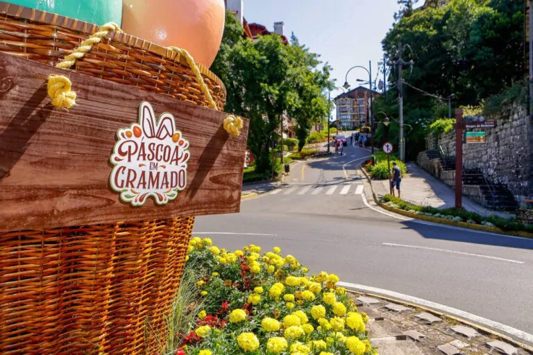 Imagem de um cesto e atrás a Rua Torta de Gramado para simbolizar os eventos em Gramado