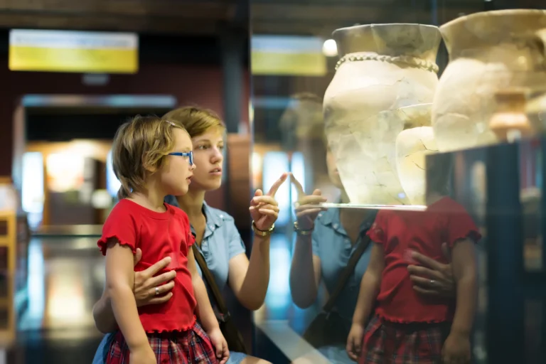 Mãe e filha olhando objetos no museu, representando museus em Gramado.