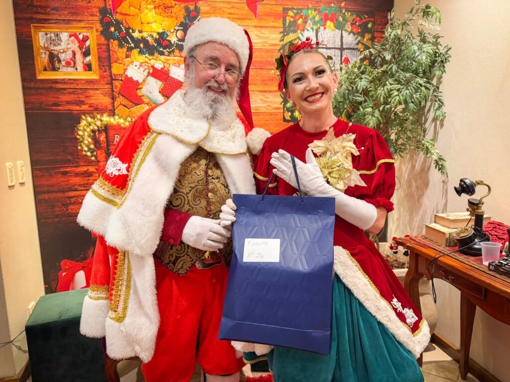 Entrega de presentes com personagens natalinos no Hotel Recanto da Serra durante o Natal passado, um gostinho da magia e acolhimento que aguardam os hóspedes no Natal Luz 2025 em Gramado.