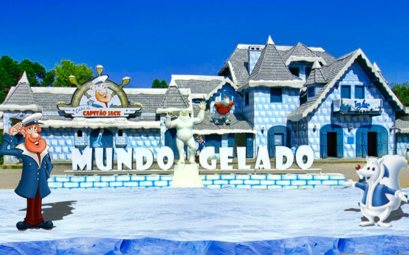 Fachada temática do parque Mundo Gelado do Capitão, com estrutura azul e branca lembrando blocos de gelo, esculturas de personagens e elementos ilustrados que reforçam o clima lúdico e congelante da atração.