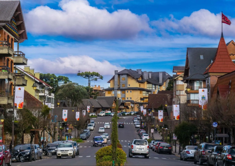 Vista charmosa do centro de Gramado, com arquitetura europeia, araucárias e clima de cidade acolhedora na Serra Gaúcha.