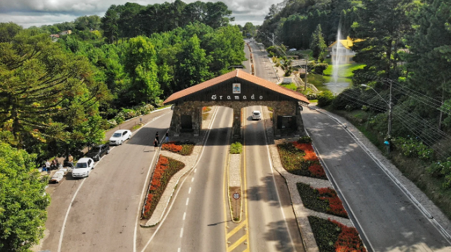 Portal de entrada de Gramado, cidade encantadora da Serra Gaúcha, representando o clima e as paisagens da região em janeiro, com suas belas paisagens verdes e atmosfera acolhedora.