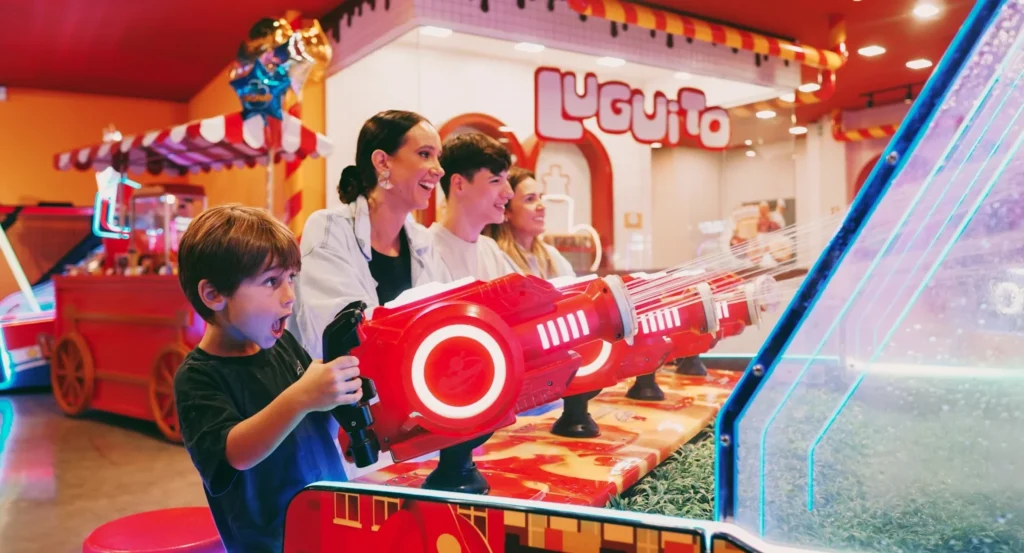 Aldeia do Papai Noel em Gramado no inverno, com ponte decorada e cenário natalino que encanta famílias nas férias de julho.
