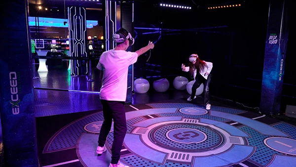 Experiência de realidade virtual no Exceed Games Park em Gramado durante as férias de julho em família.
