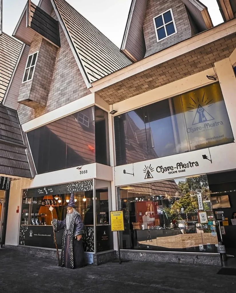 Fachada da Chave Mestra Escape Game em Gramado, atração diferente para famílias nas férias de julho.
