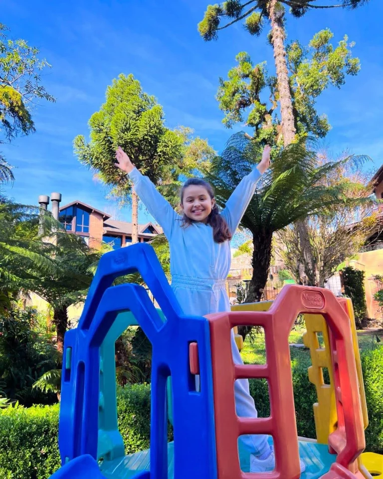 Criança brincando na área externa do Hotel Recanto da Serra em Gramado durante as férias de julho em família.
