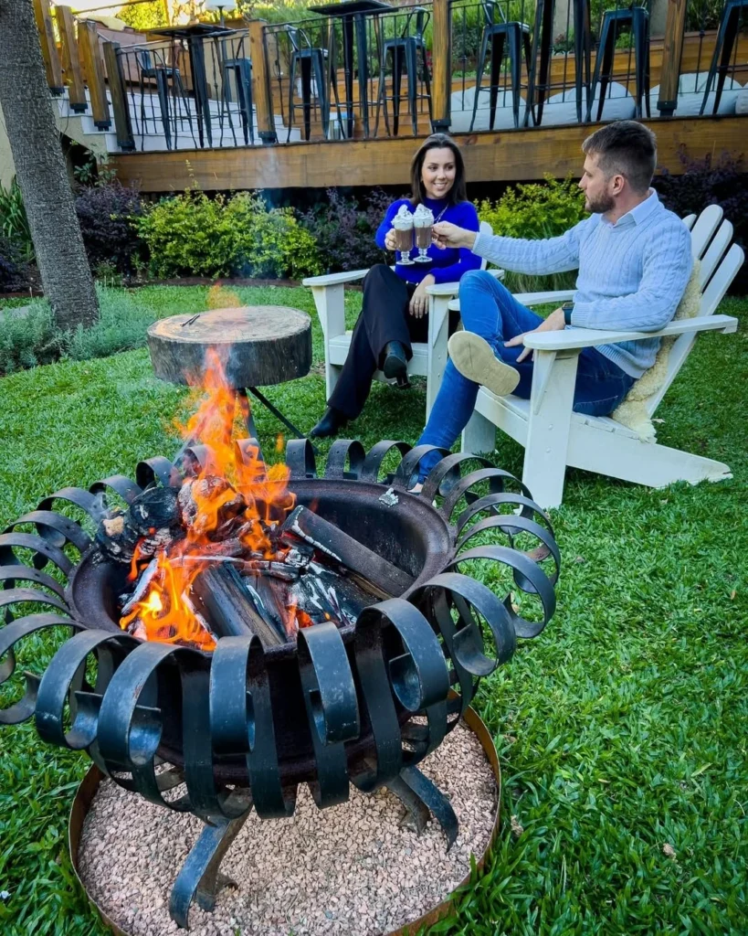 Casal aproveitando o inverno em Gramado ao redor da fogueira no Hotel Recanto da Serra.
